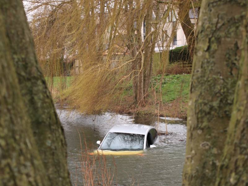 Personenauto belandt in water