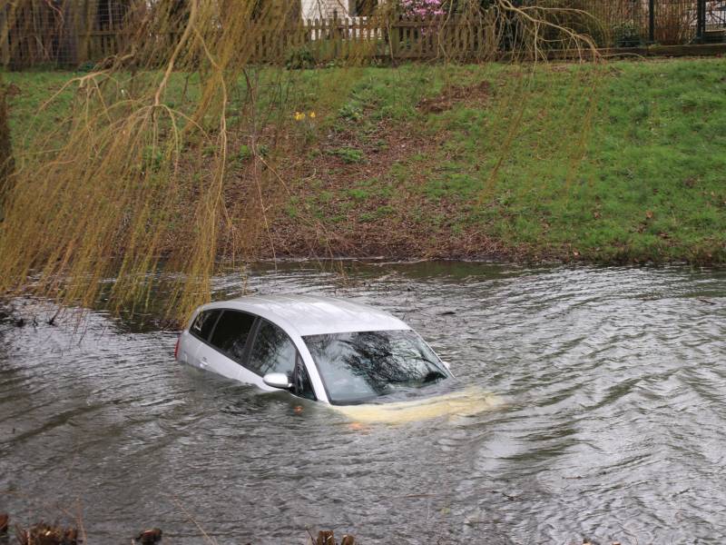 Personenauto belandt in water