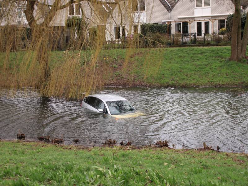 Personenauto belandt in water