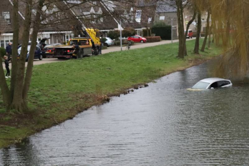 Personenauto belandt in water