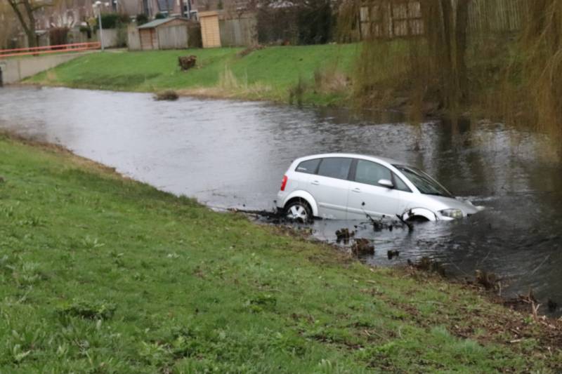 Personenauto belandt in water