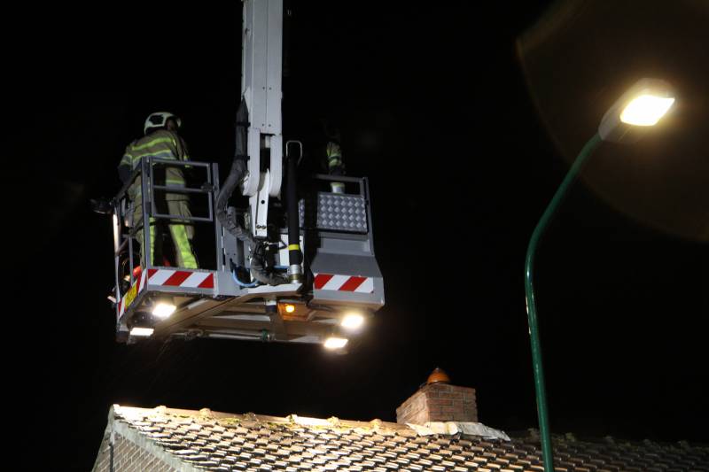 Vonken komen uit schoorsteen