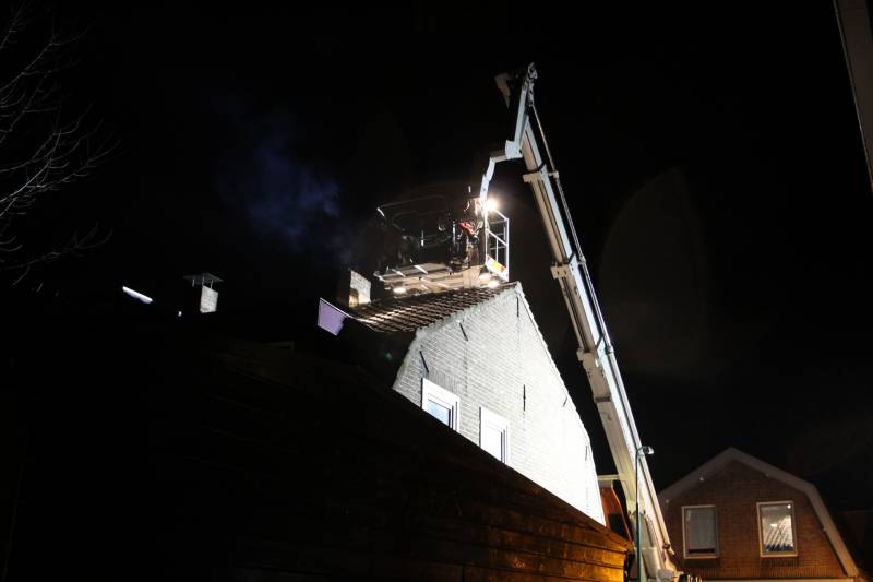 Vonken komen uit schoorsteen