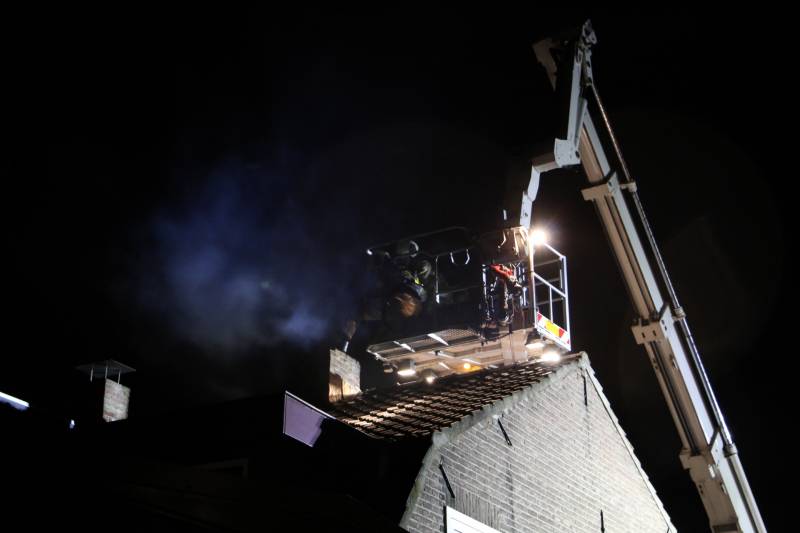 Vonken komen uit schoorsteen