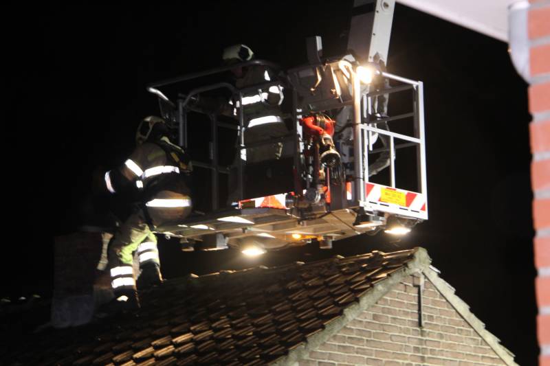 Vonken komen uit schoorsteen