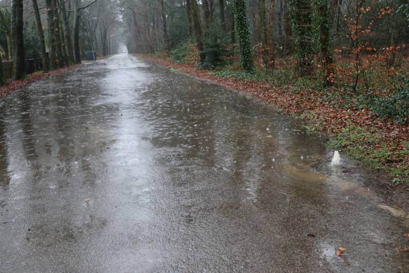 Straat blank na waterleidingbreuk
