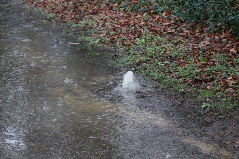 Straat blank na waterleidingbreuk