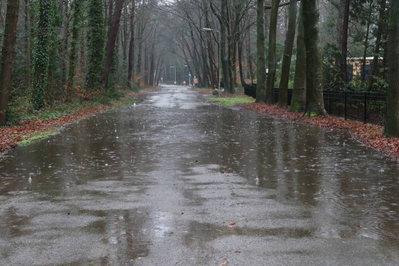 Straat blank na waterleidingbreuk
