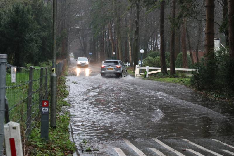 Straat blank na waterleidingbreuk