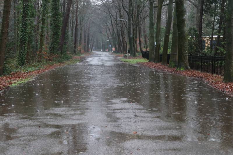 Straat blank na waterleidingbreuk