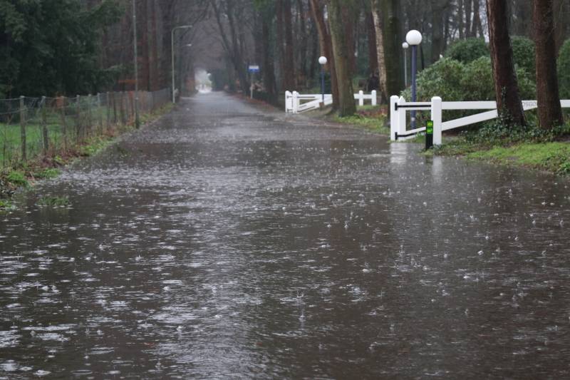 Straat blank na waterleidingbreuk