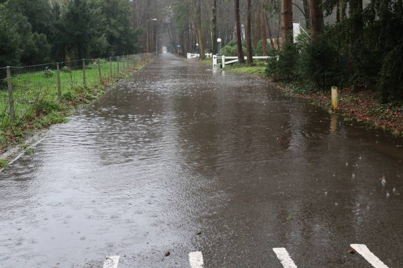 Straat blank na waterleidingbreuk