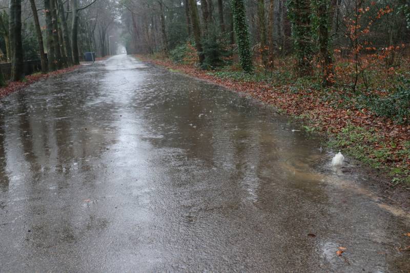 Straat blank na waterleidingbreuk