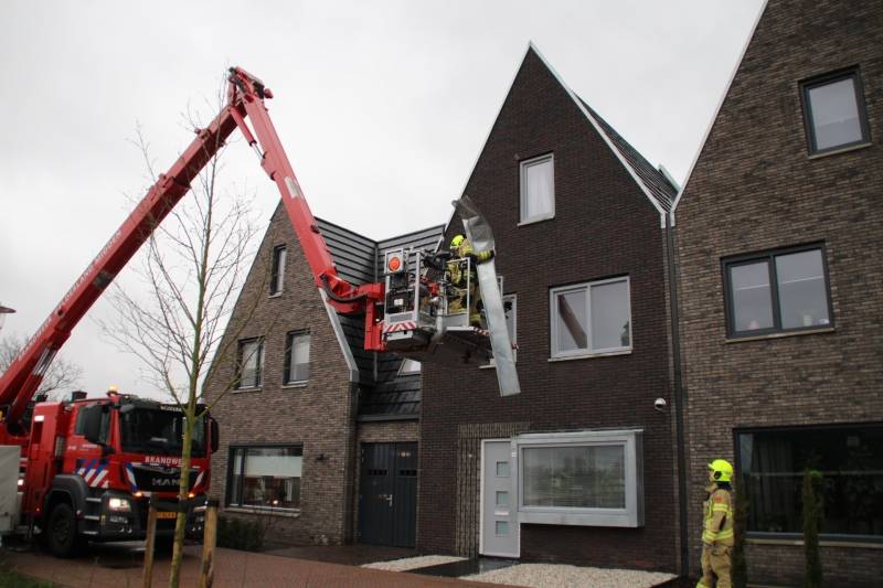 Opnieuw dakrand los door storm