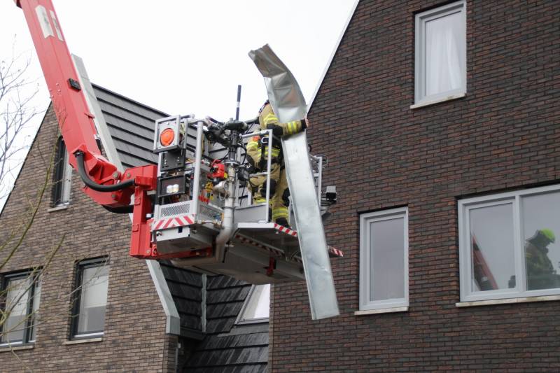 Opnieuw dakrand los door storm
