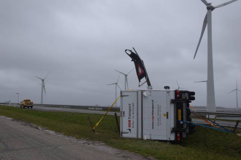Bakwagen omgewaaid door harde wind
