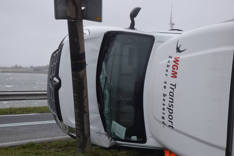 Bakwagen omgewaaid door harde wind