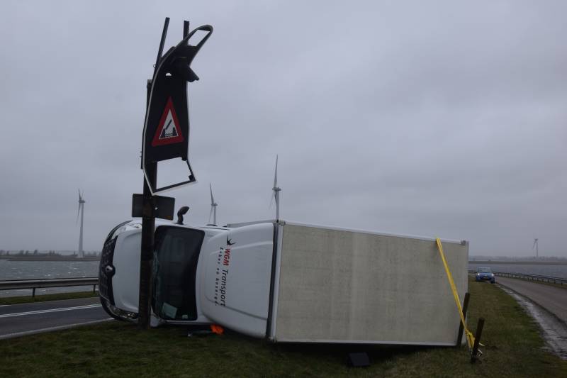 Bakwagen omgewaaid door harde wind