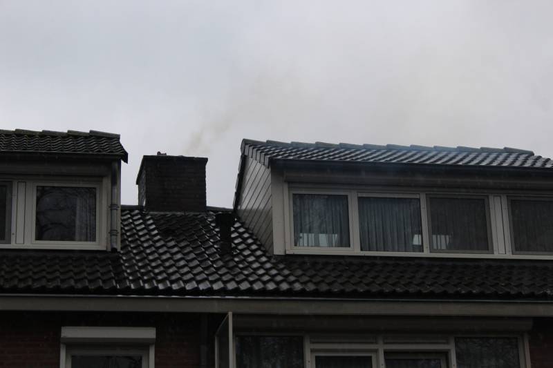 Brandweer veegt schoorsteen na schoorsteenbrand