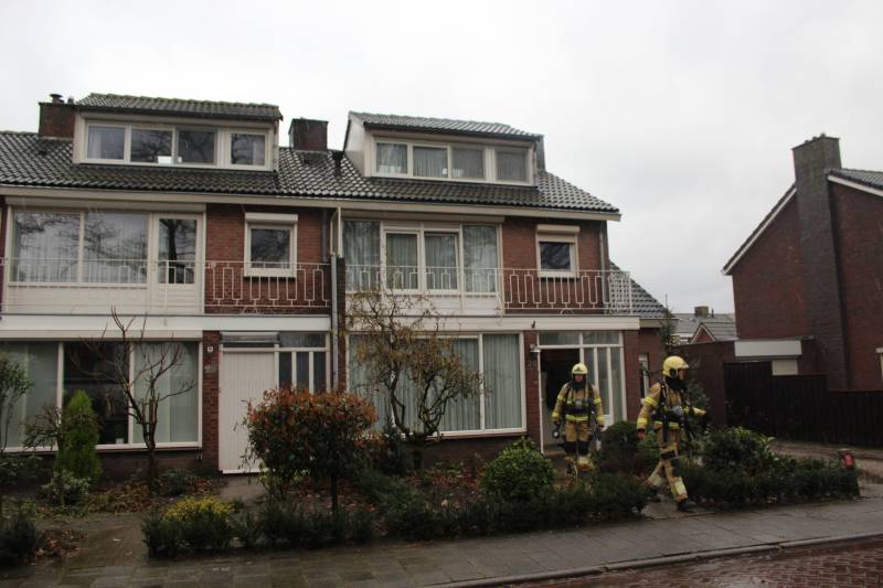 Brandweer veegt schoorsteen na schoorsteenbrand