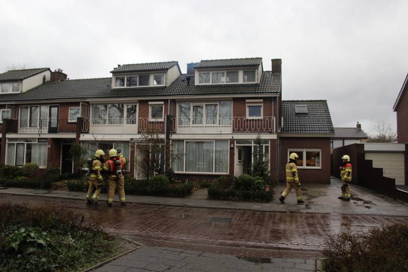 Brandweer veegt schoorsteen na schoorsteenbrand