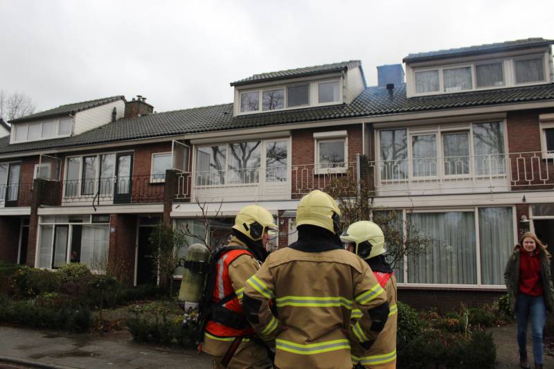 Brandweer veegt schoorsteen na schoorsteenbrand