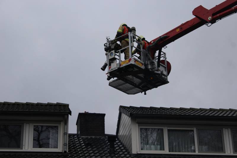 Brandweer veegt schoorsteen na schoorsteenbrand