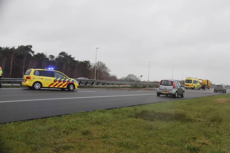 Auto knalt in vangrail van snelweg