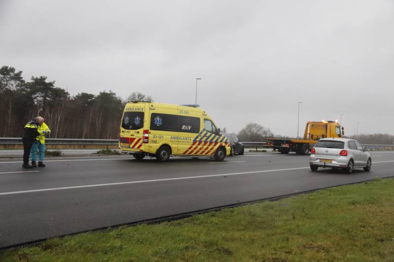 Auto knalt in vangrail van snelweg