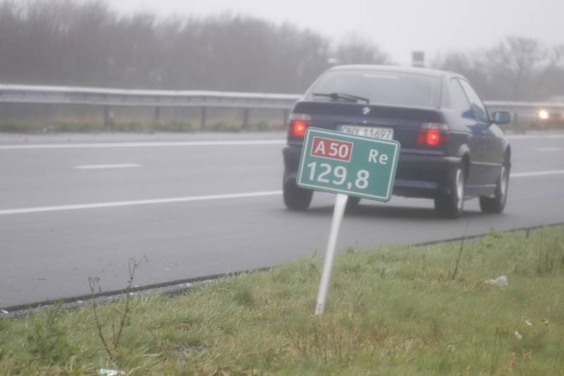 Auto knalt in vangrail van snelweg