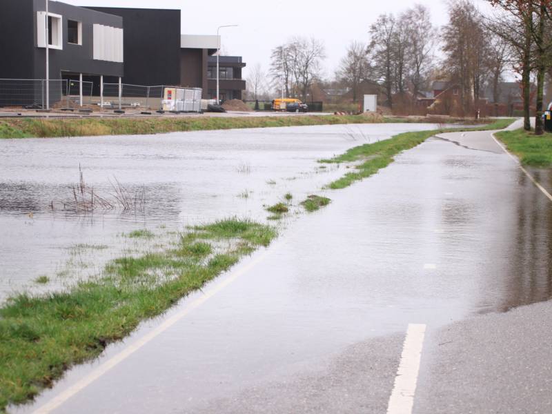 Weiland en fietspad volgelopen na fikse regenbui