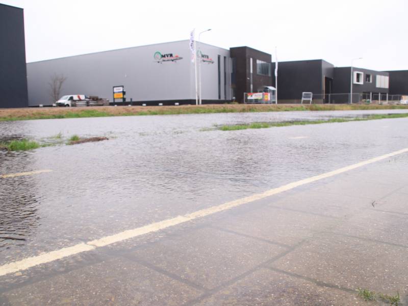 Weiland en fietspad volgelopen na fikse regenbui