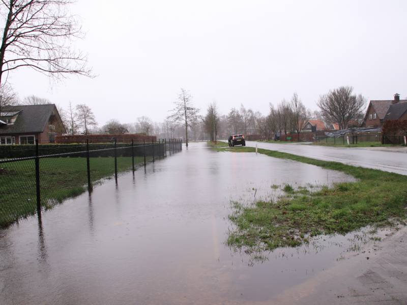 Weiland en fietspad volgelopen na fikse regenbui