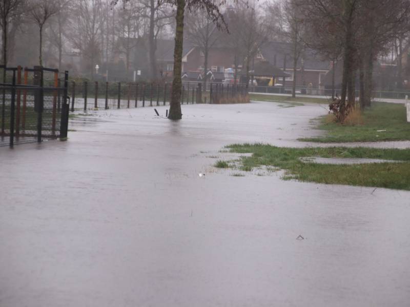 Weiland en fietspad volgelopen na fikse regenbui
