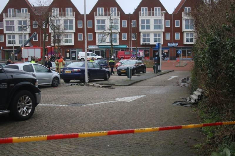 Asbestplaten van dak gewaaid, parkeerplaats afgesloten