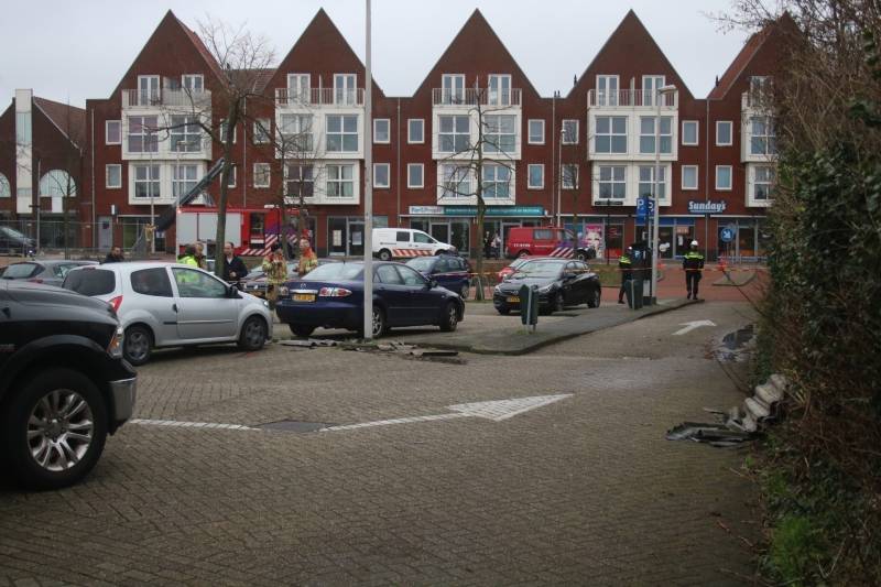 Asbestplaten van dak gewaaid, parkeerplaats afgesloten