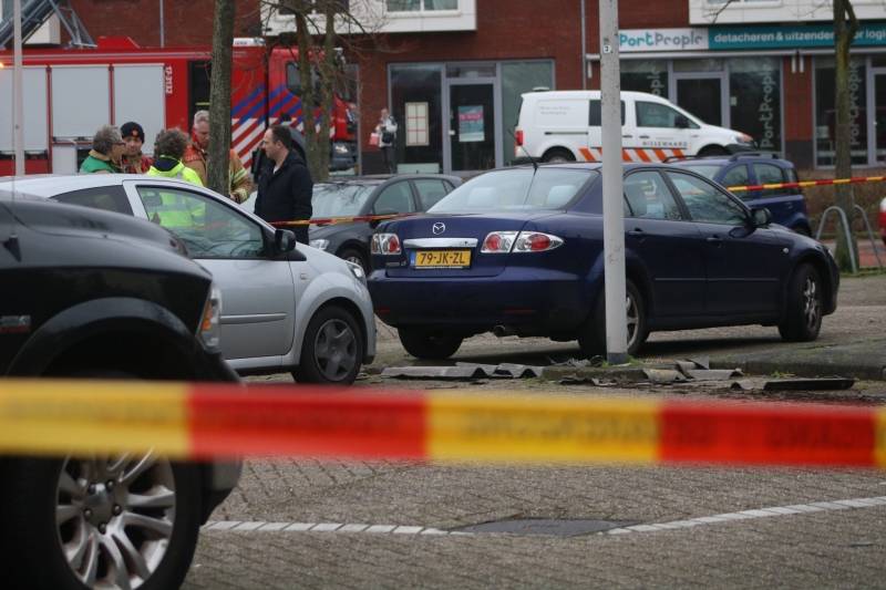 Asbestplaten van dak gewaaid, parkeerplaats afgesloten