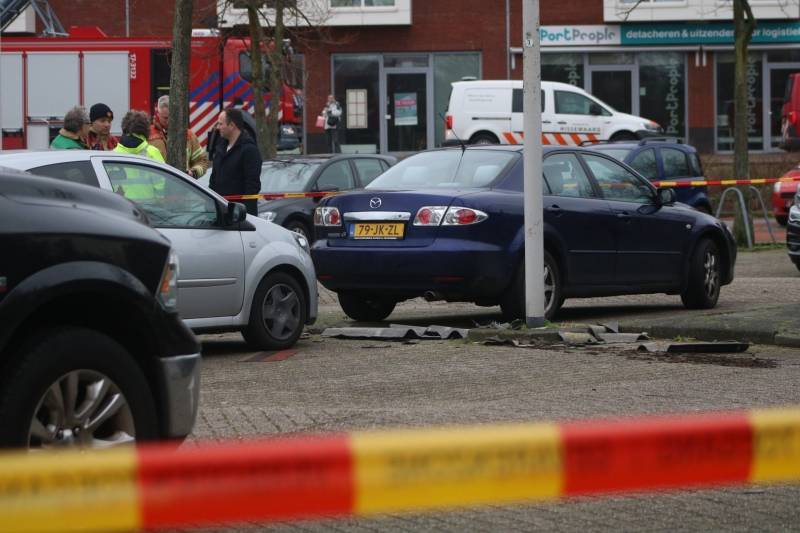 Asbestplaten van dak gewaaid, parkeerplaats afgesloten