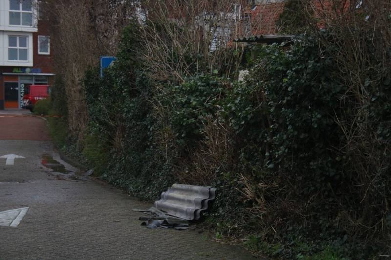 Asbestplaten van dak gewaaid, parkeerplaats afgesloten