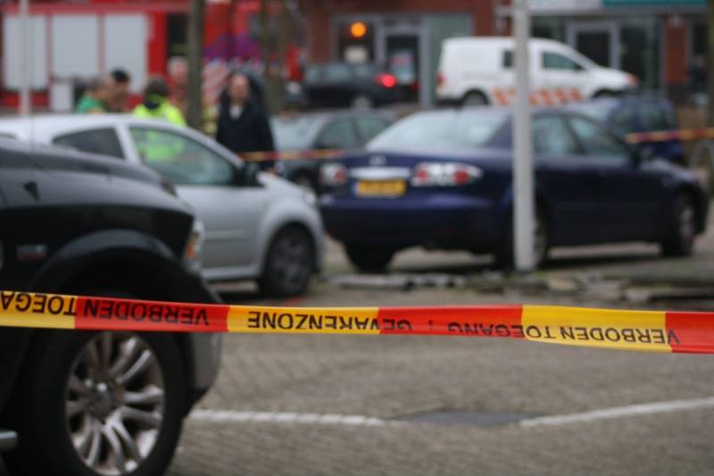 Asbestplaten van dak gewaaid, parkeerplaats afgesloten