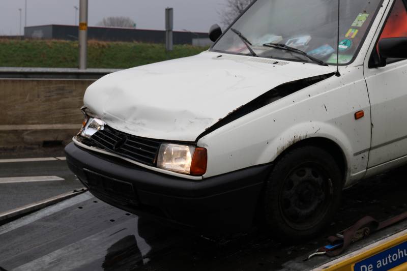 Opnieuw auto beschadigd na botsing in gevaarlijke bocht