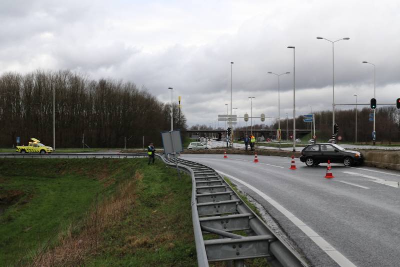Opnieuw auto in de vangrail in beruchte bocht