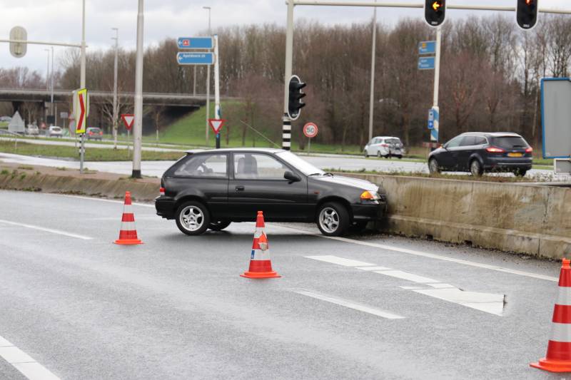 Opnieuw auto in de vangrail in beruchte bocht