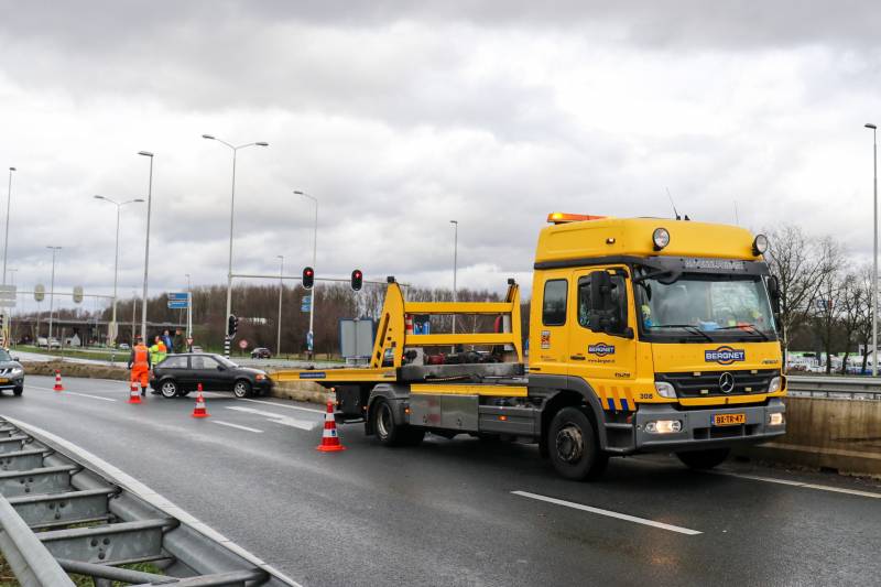 Opnieuw auto in de vangrail in beruchte bocht