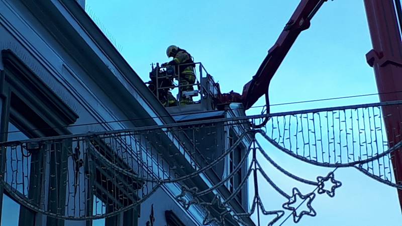 Losgewaaide dakpannen van dak gehaald