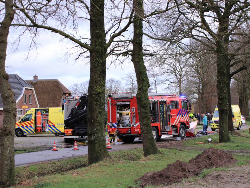 Bestuurder omgekomen na frontale botsing tegen boom