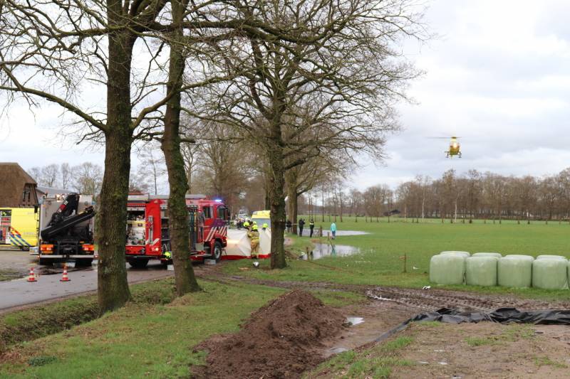 Bestuurder omgekomen na frontale botsing tegen boom