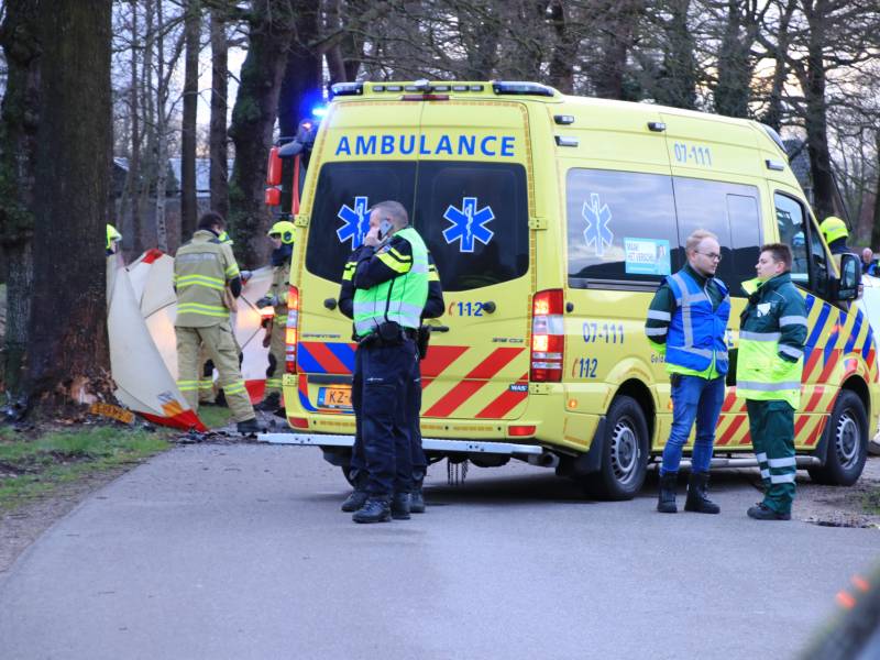 Bestuurder omgekomen na frontale botsing tegen boom