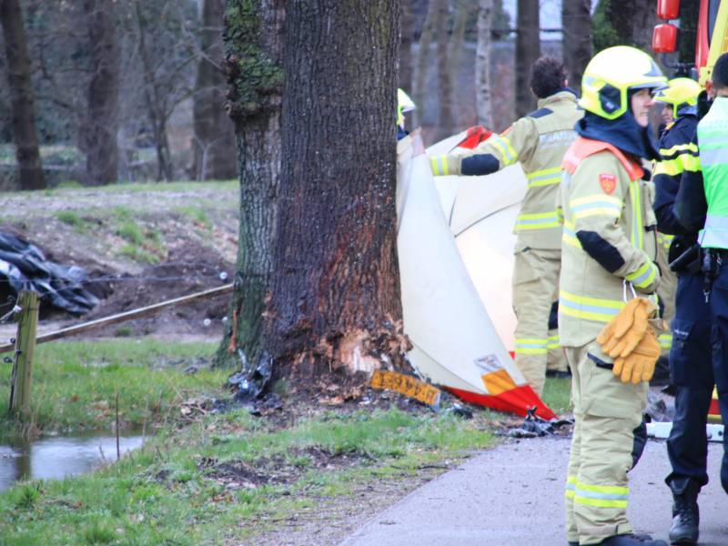 Bestuurder omgekomen na frontale botsing tegen boom