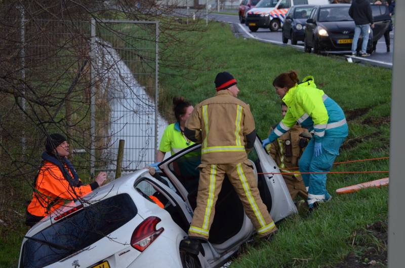 Auto raakt te water na aanrijding